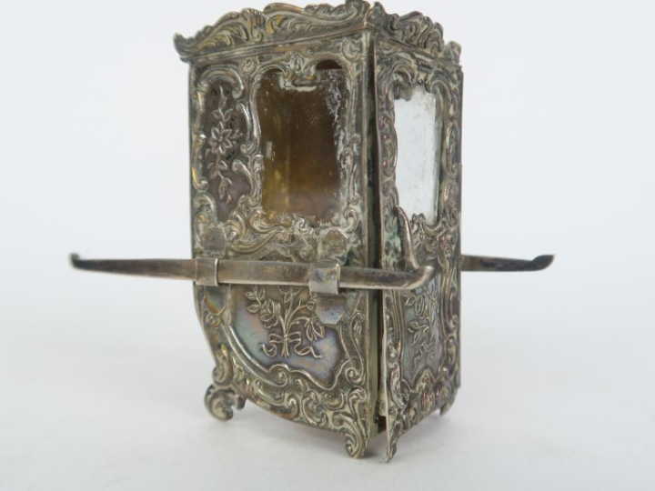 Sujet XIXème en argent figurant une chaise à porteur. Poinçonné. Poids