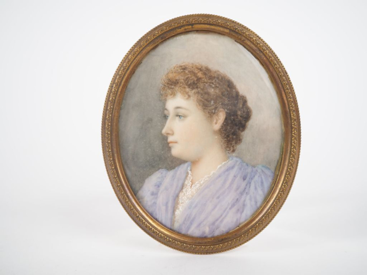 Miniature 1900, "portrait de dame à la robe de soie bleue". Dim. (à vu