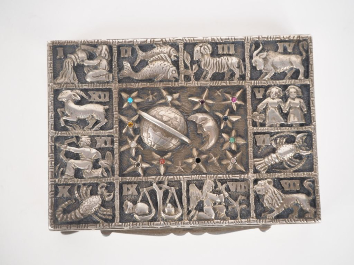 Boîte en argent et émail à décor des signes du zodiaque. Poids brut. 1