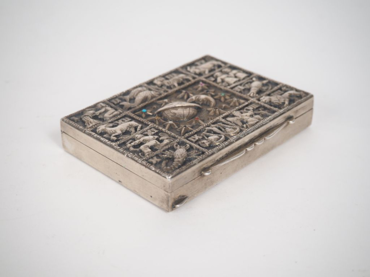 Boîte en argent et émail à décor des signes du zodiaque. Poids brut. 1