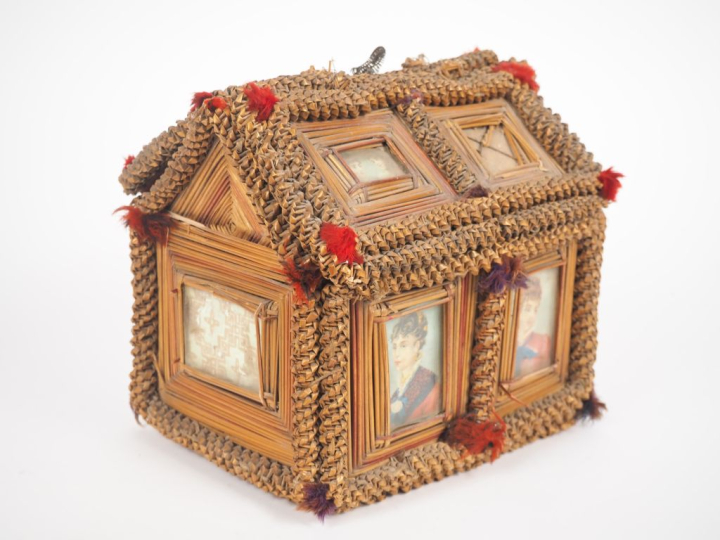 Coffret de mariage fin XIXème en vannerie de paille et orné de miniatu