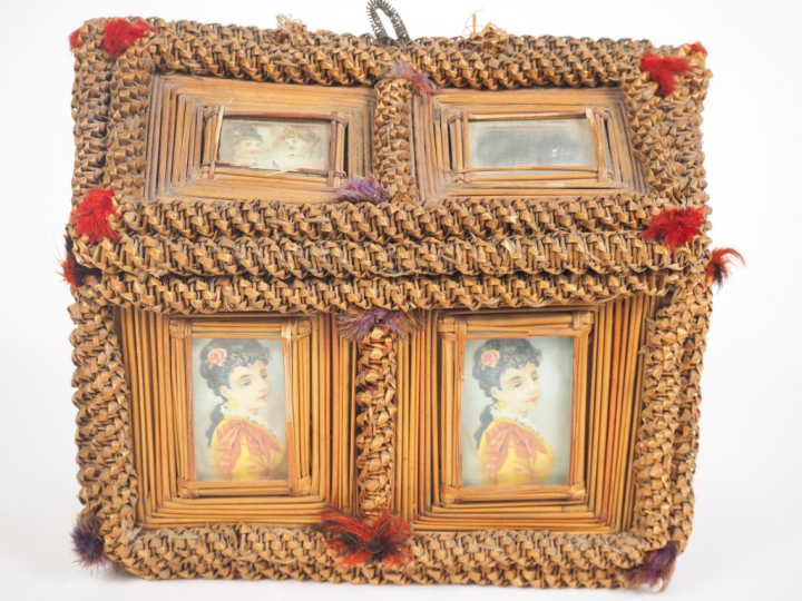 Coffret de mariage fin XIXème en vannerie de paille et orné de miniatu