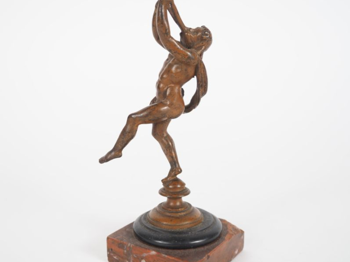 Sujet XIXème en bronze à patine brune sur un socle en marbre rouge, "m