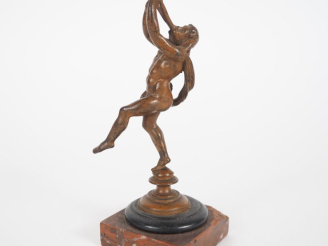 Vente aux enchères Sujet XIXème en bronze à patine brune sur un socle en marbre rouge, "m