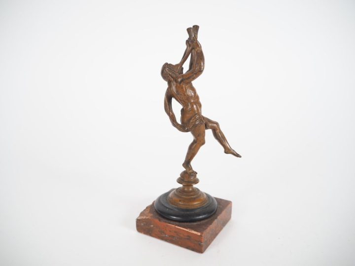 Sujet XIXème en bronze à patine brune sur un socle en marbre rouge, "m