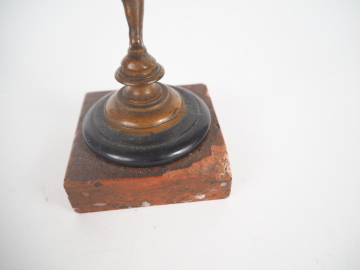 Sujet XIXème en bronze à patine brune sur un socle en marbre rouge, "m