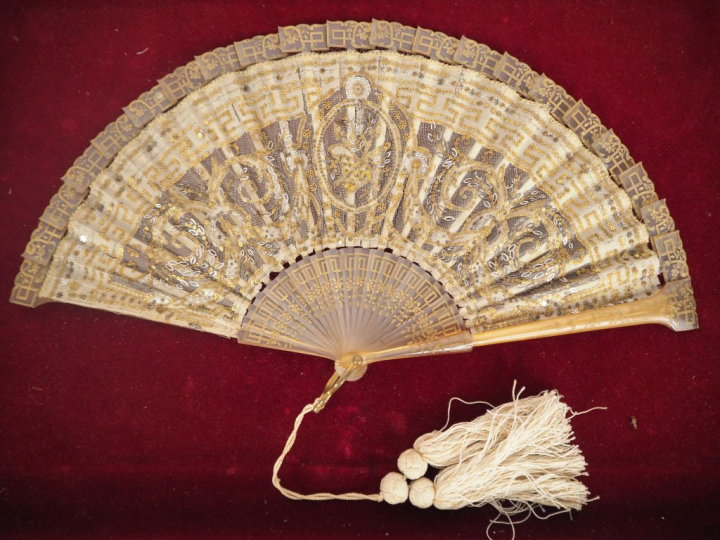 Eventail fin XVIIIIème - début XIXème à décor doré de rinceaux feuilla