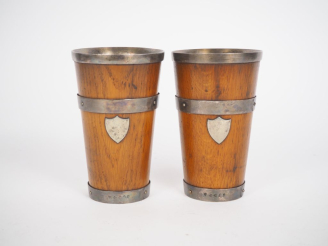 Vente aux enchères Paire de gobelets XIXème en bois gainés de métal à décor d'écussons. H