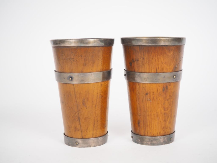 Paire de gobelets XIXème en bois gainés de métal à décor d'écussons. H