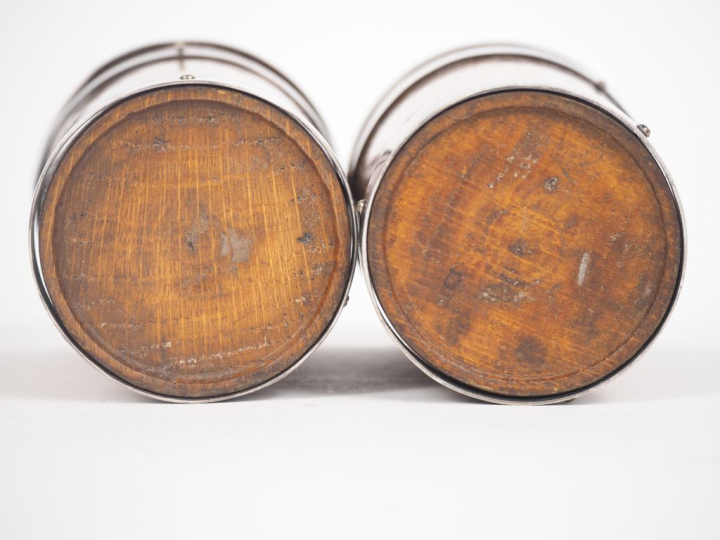 Paire de gobelets XIXème en bois gainés de métal à décor d'écussons. H