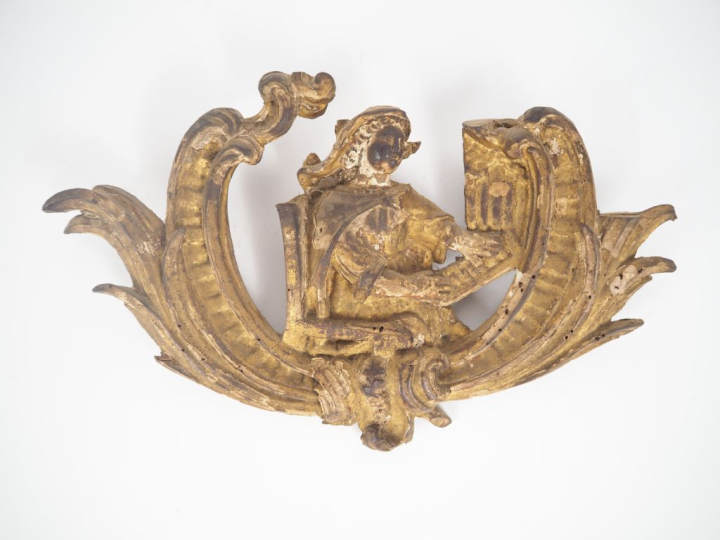 Elément XVIIIème en bois sculpté et doré figurant une jeune femme assi