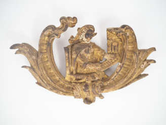 Vente aux enchères Elément XVIIIème en bois sculpté et doré figurant une jeune femme assi
