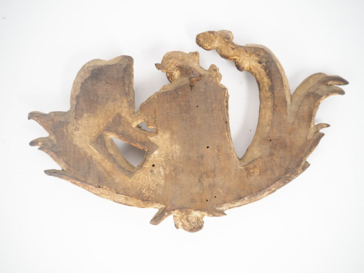 Elément XVIIIème en bois sculpté et doré figurant une jeune femme assi