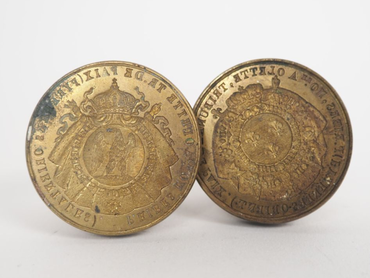 2 cachets à décor d'armoiries. Diam. 3,5 cm.