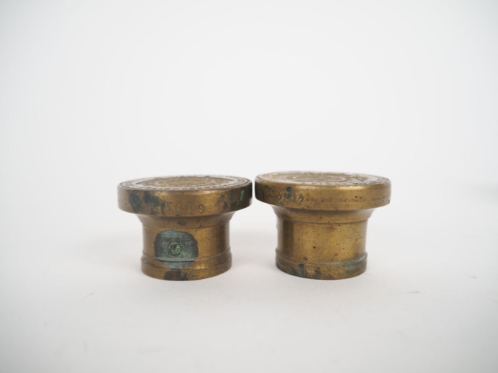 2 cachets à décor d'armoiries. Diam. 3,5 cm.