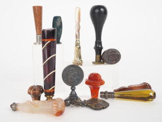 Vente aux enchères 12 différents cachets en bois, verre, métal argenté ou doré. H. de 3 à