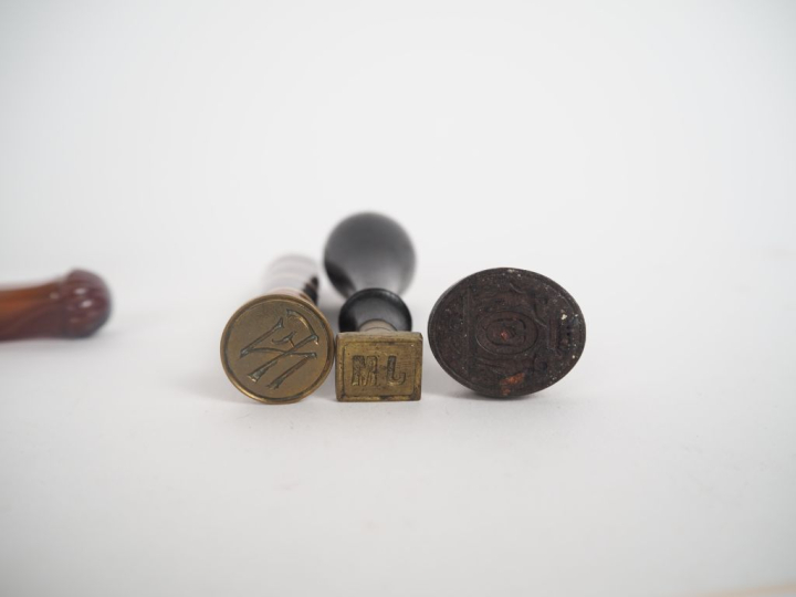 12 différents cachets en bois, verre, métal argenté ou doré. H. de 3 à