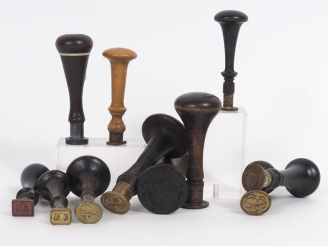 Vente aux enchères 11 cachets en laiton et bois, ornés d'initiales. H. de  à 12 cm.