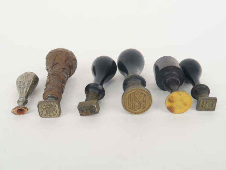 6 différents cachets en bois sculpté, métal argenté et laiton. H. de 7