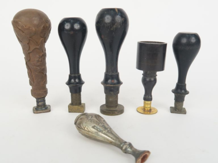 6 différents cachets en bois sculpté, métal argenté et laiton. H. de 7