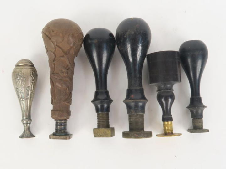 6 différents cachets en bois sculpté, métal argenté et laiton. H. de 7