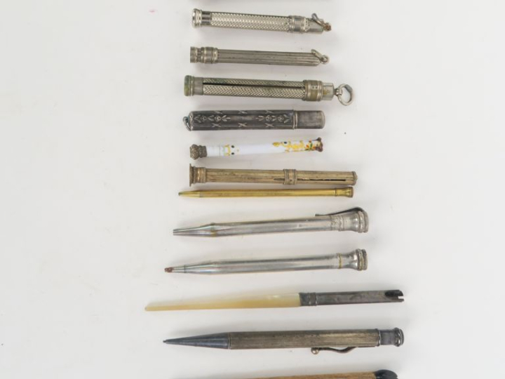 13 différents porte-mines en argent, métal argenté ou doré. H. de 6 à 