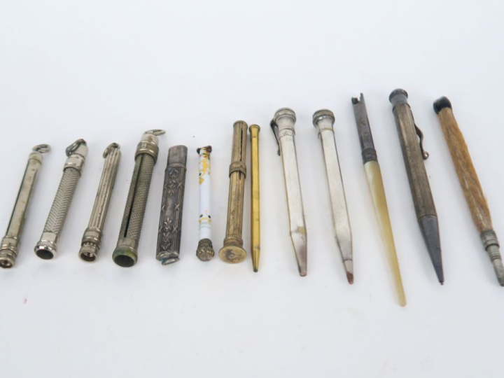 13 différents porte-mines en argent, métal argenté ou doré. H. de 6 à 