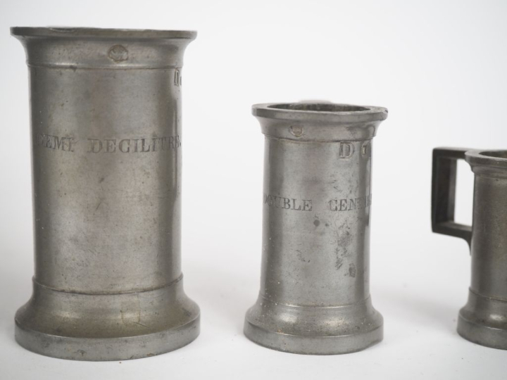 Suite de sept mesures anciennes en étain.