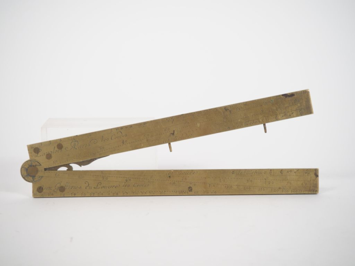 Compas de proportion en laiton, signé LANGLOIS à Paris. L. 33,5 cm.