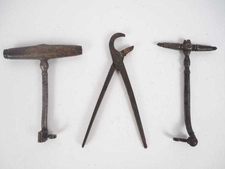 3 outils anciens. L. de 12 à 15 cm.