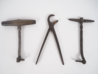 Vente aux enchères 3 outils anciens. L. de 12 à 15 cm.