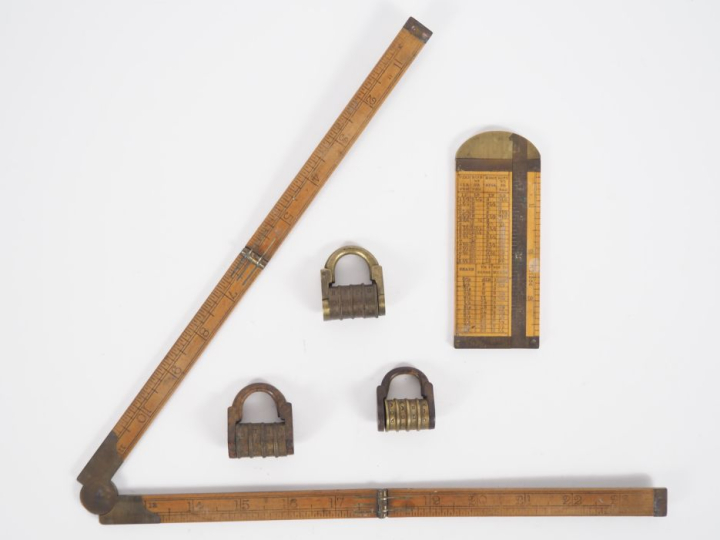 3 cadenas anciens en fer et laiton. Dim. 4 x 3 cm.  On y joint une règ