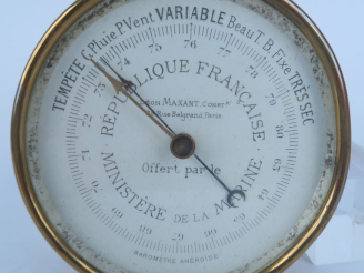 Vente aux enchères Baromètre anéroide en laiton, Manufacture Léon MAXANT. Porte une plaqu
