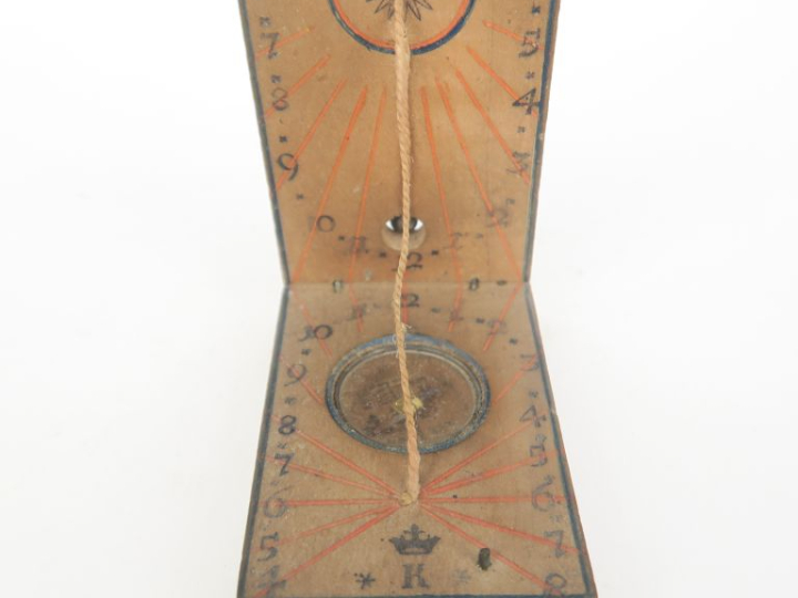 Cadran solaire de poche en bois polychrome agrémenté d'une boussole en