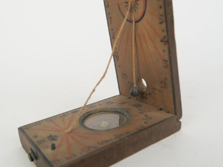 Cadran solaire de poche en bois polychrome agrémenté d'une boussole en