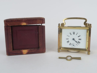 Vente aux enchères Pendulette d'officier début XXème en verre et laiton dans son coffret 