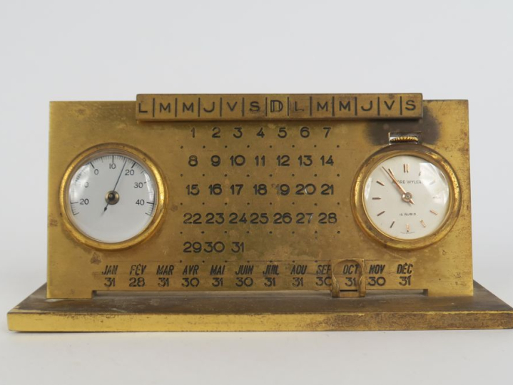 André WILER. Calendrier perpétuel en bronze et laiton doré, agrémenté 