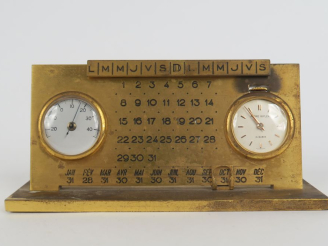 Vente aux enchères André WILER. Calendrier perpétuel en bronze et laiton doré, agrémenté 