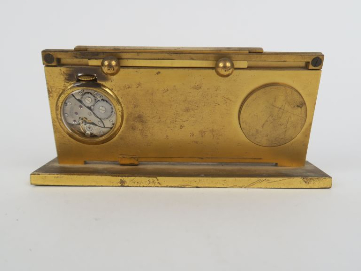 André WILER. Calendrier perpétuel en bronze et laiton doré, agrémenté 
