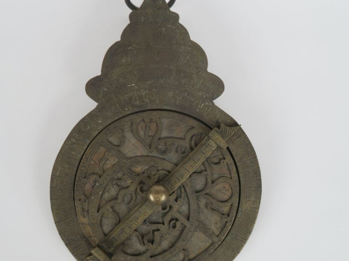 Astrolabe persan en bronze. Dim 33 x 20 cm.