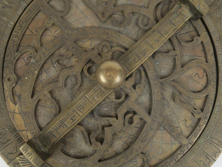 Astrolabe persan en bronze. Dim 33 x 20 cm.
