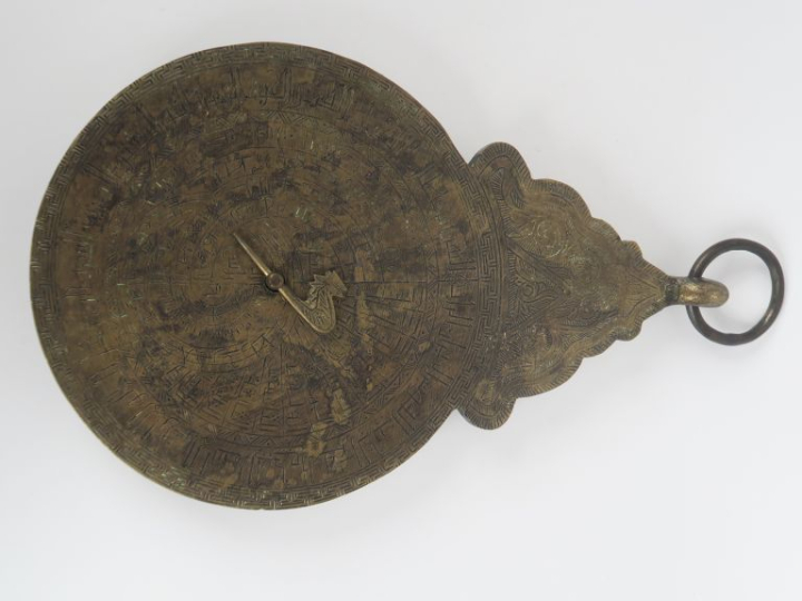 Astrolabe persan en bronze. Dim 33 x 20 cm.