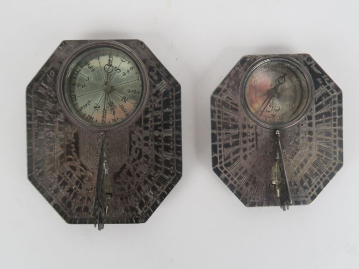 2 différentes boussoles Butterfly en argent, à décor de colombes. Dim.