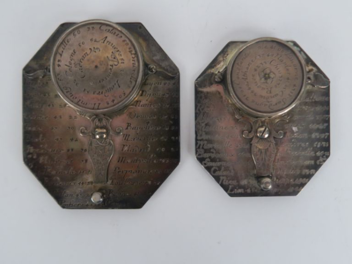 2 différentes boussoles Butterfly en argent, à décor de colombes. Dim.