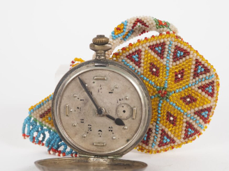 Vente aux enchères Montre de gousset de style Art Déco en argent, dans son étui en perles