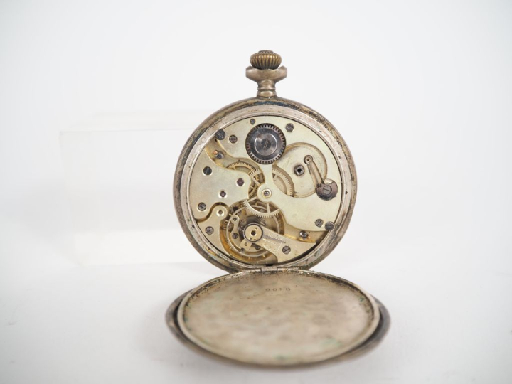 Montre de gousset de style Art Déco en argent, dans son étui en perles