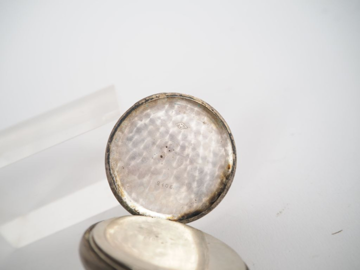 Montre de gousset de style Art Déco en argent, dans son étui en perles