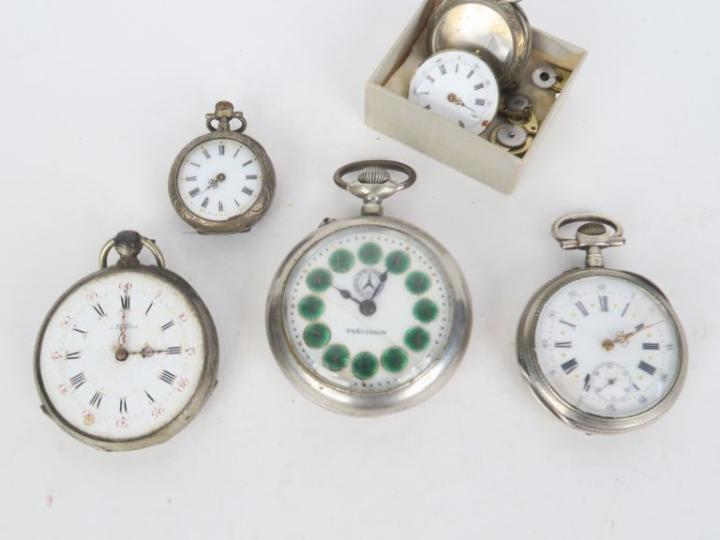 3 montres de gousset et 2 montres de col, cadrans émaillés. Diam. de 3