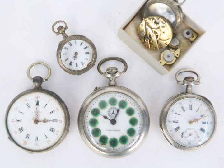 3 montres de gousset et 2 montres de col, cadrans émaillés. Diam. de 3