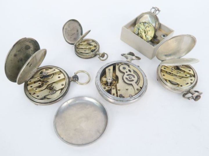 3 montres de gousset et 2 montres de col, cadrans émaillés. Diam. de 3